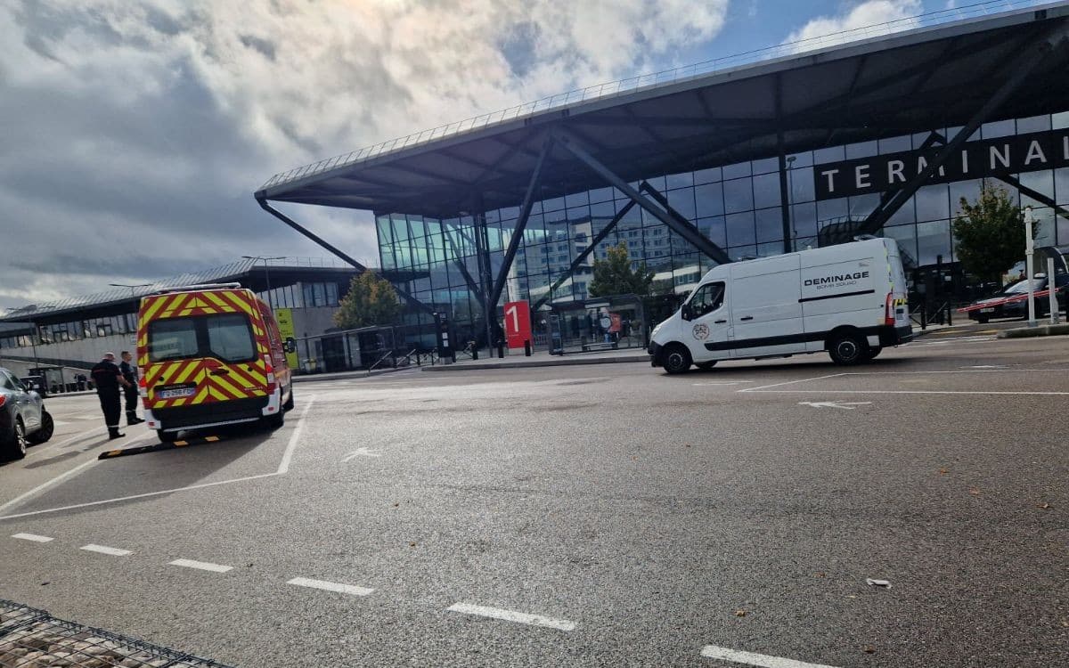 Une valise inquiétante avec de la fumée à l'aéroport de Lyon