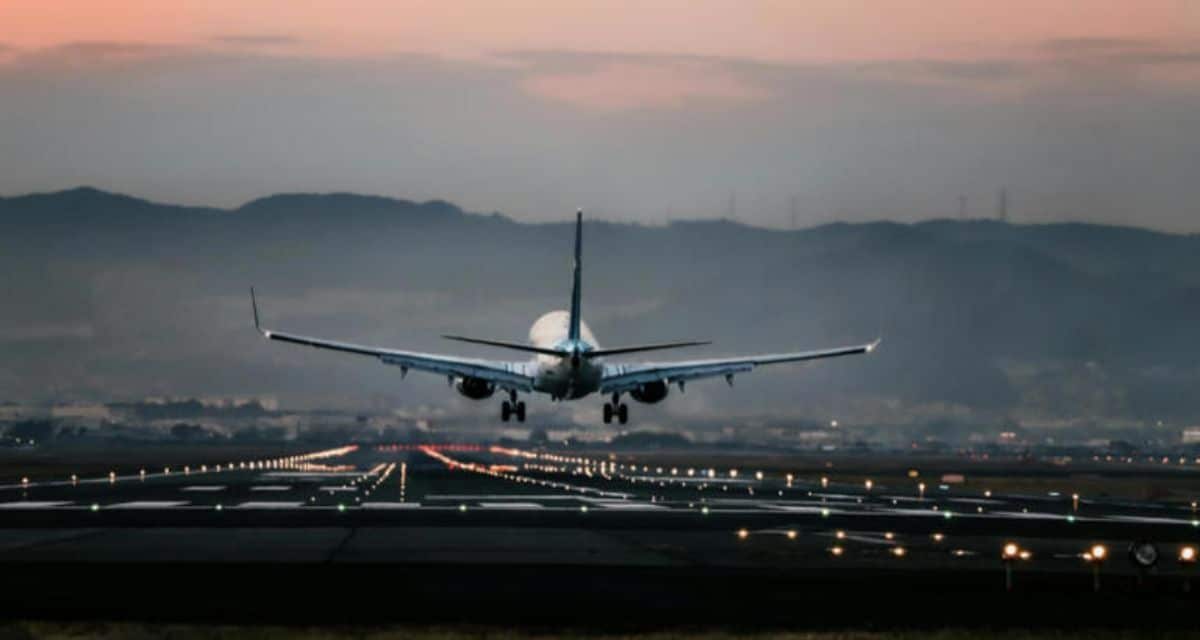 son GPS l'a amené aux côtés d'un avion sur le point d'atterrir