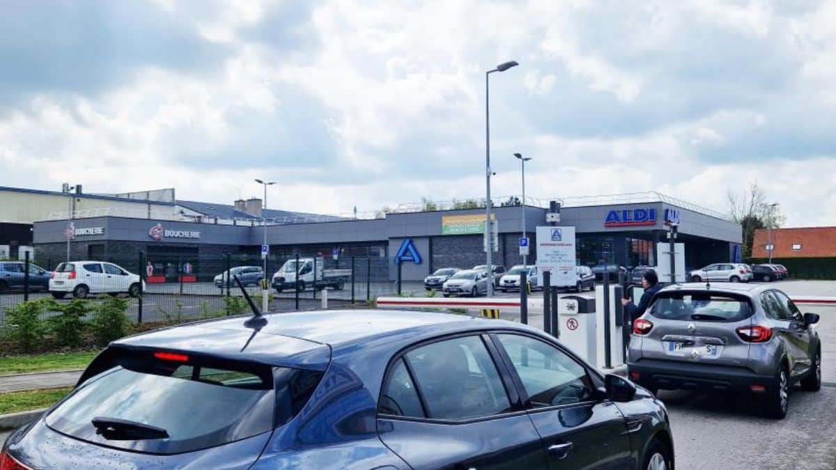 Il sort acheter des chips et retrouve par hasard un ticket gagnant d’Euromillions