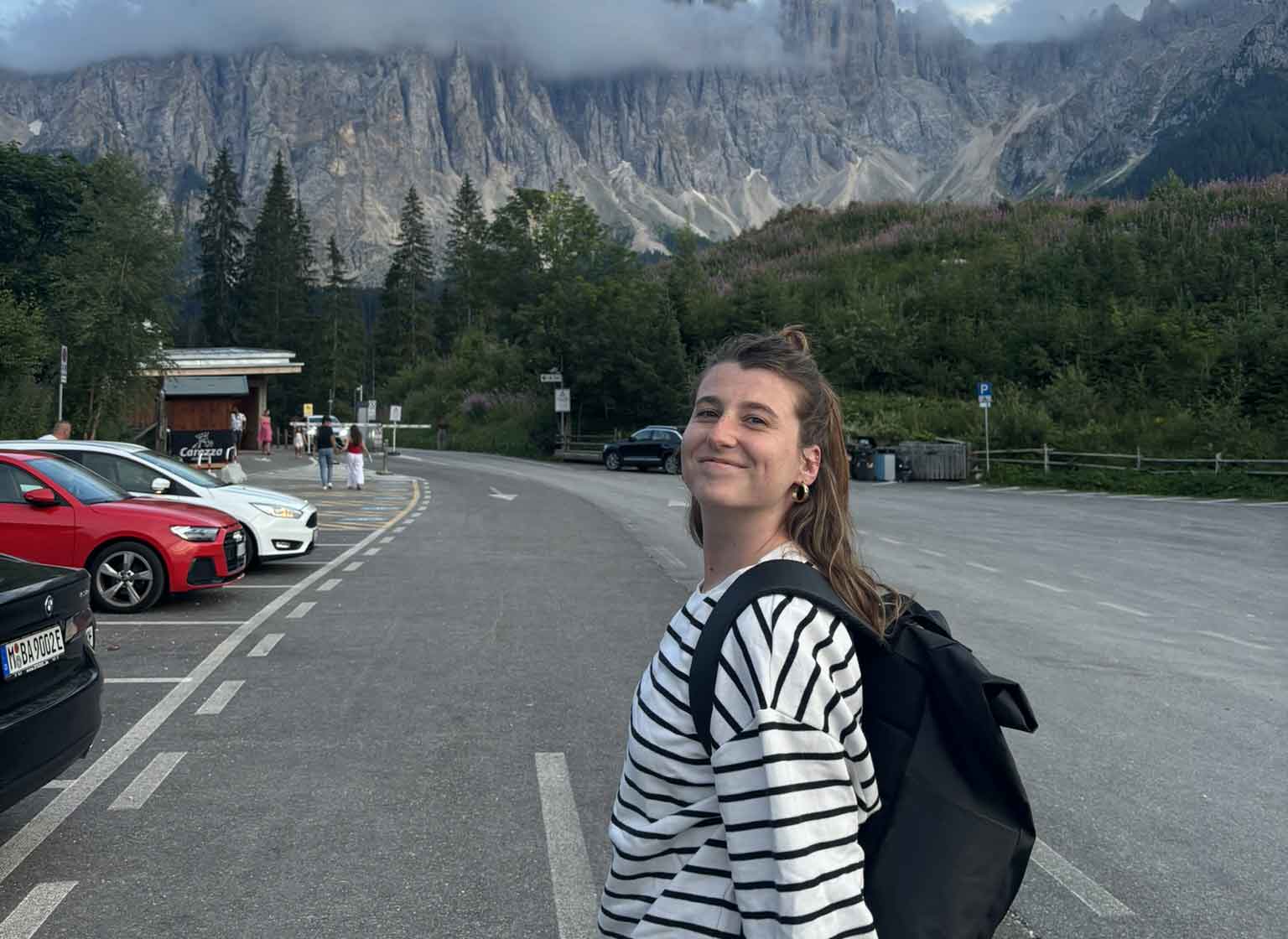 A 25 ans, elle transforme son expérience de globe-trotteuse précoce en un service révolutionnaire pour les touristes !