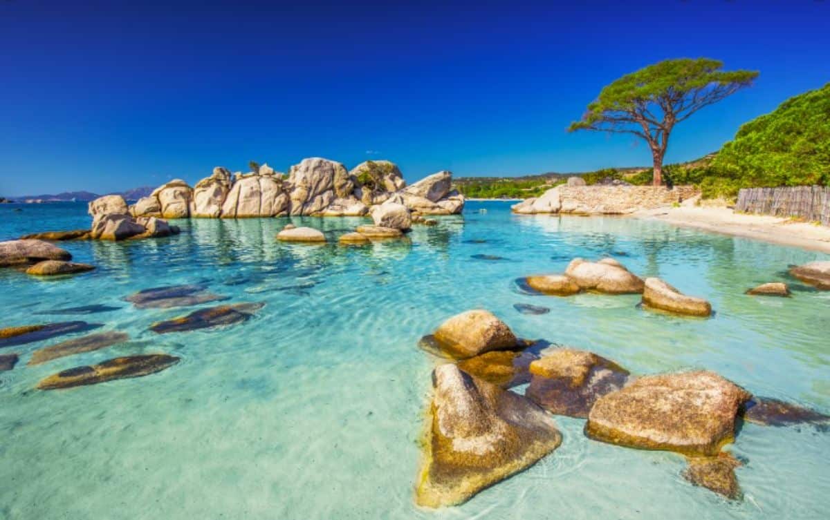 Surnommé “les Caraïbes de la Méditerranée”, ce coin de France aux eaux turquoise est un bijou encore méconnu