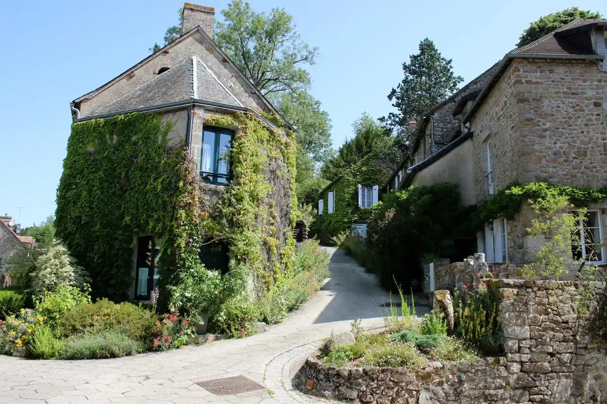 À la découverte d’un village normand magique, havre d’artistes et joyau caché de France !