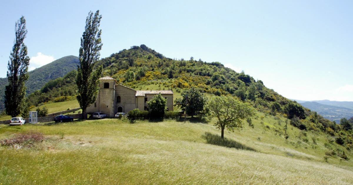 Avec un seul habitant, ce petit village médiéval est une véritable curiosité à découvrir au coeur de la Drôme