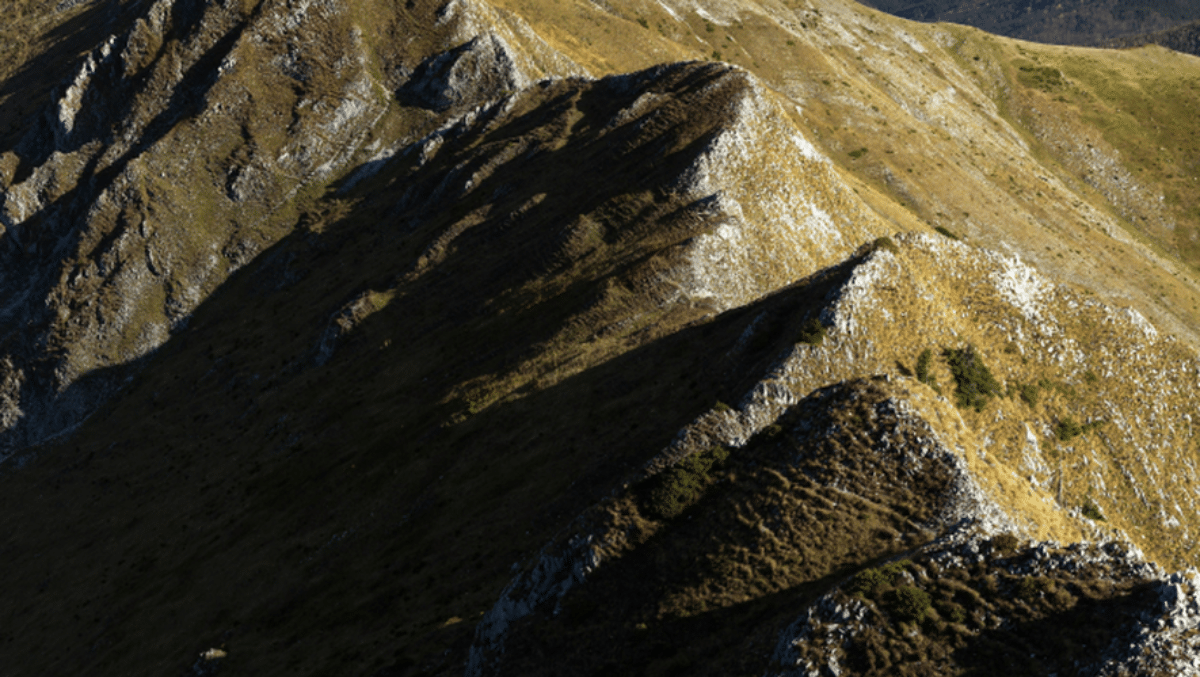 Il marchait sur la crête avec son groupe de randonneurs : un homme glisse et tombe en montagne avant de dévaler une pente et mourir