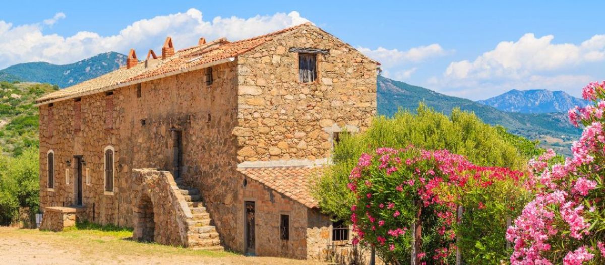 Un refuge mystérieux, une demeure familiale élégante née en 1966 en Corse ouvre ses portes aux touristes !