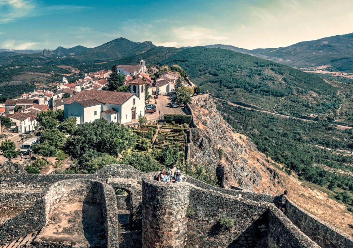 Ce village suspendu entre ciel et océan défie les lois de la gravité