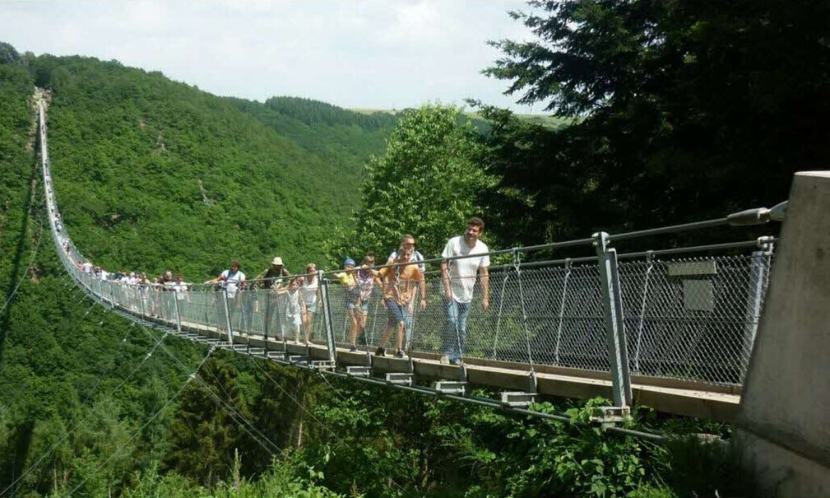 Deux passerelles au-dessus du vide attirent de nombreux touristes… à cause d'un détail en plein milieu...