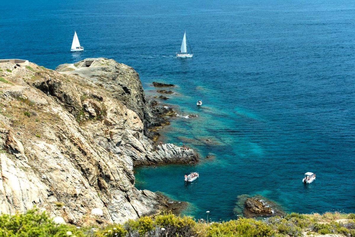 Oubliez la Côte d'Azur ce port méconnu cache des criques dignes des plus belles cartes postales