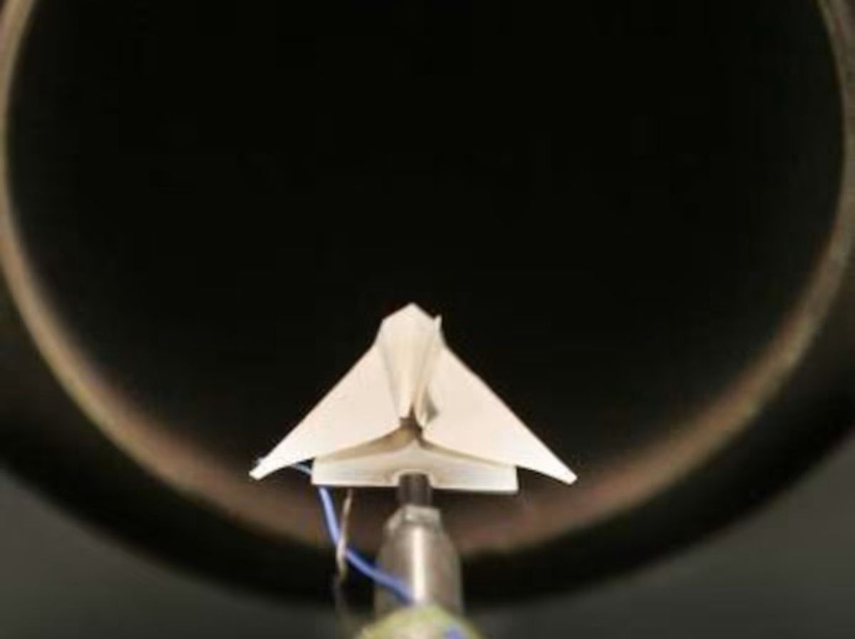 Qu’est-ce qui se passerait si vous lâchiez un simple avion en papier depuis la Station Spatiale Internationale