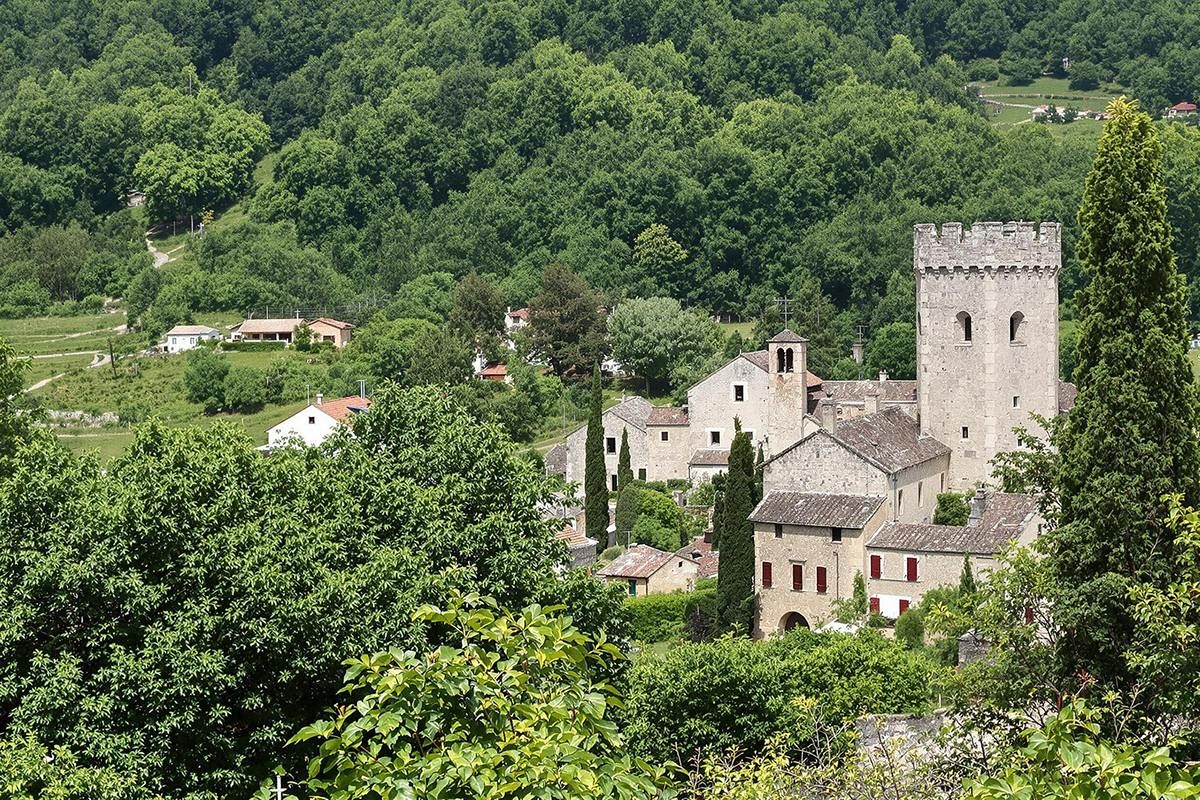 Un seul habitant et un charme fou ce village médiéval de la Drôme est l’un des plus insolites de France