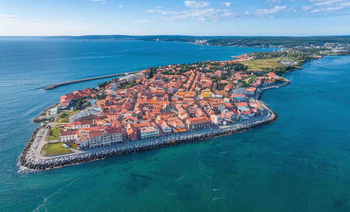 cette station balnéaire de la Côte d’Azur aux clichés uniques où la mer reste accessible à petit prix