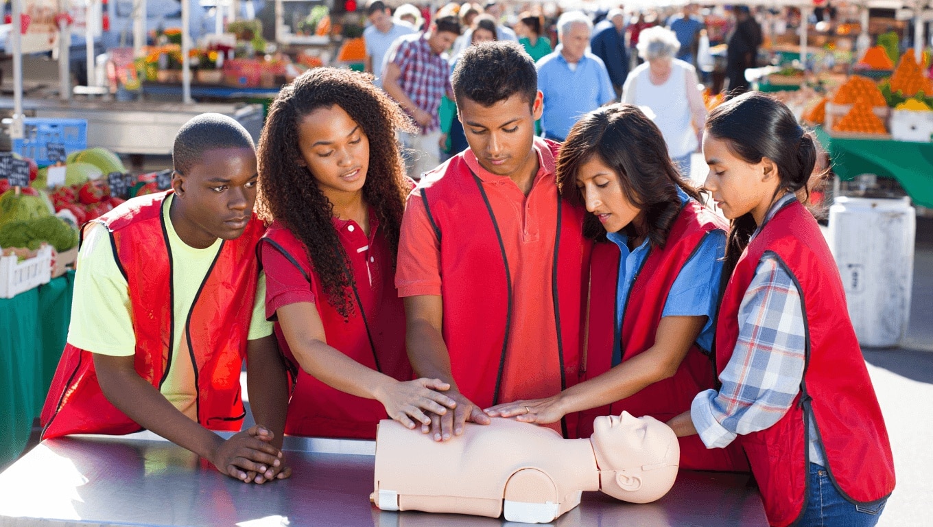 Solidarité				
				
				
				
					Les commerçants du marché formés aux premiers secours				
				
				
				
					Ce lundi 9 mars, cinq commerçants du marché de Pornichet ont profité de leur journée de repos pour se former aux premiers secours. Objectif : acquérir les réflexes essentiels pour réagir en cas d’urgence.				
				
				
				
					Publié le 11 mars 2026