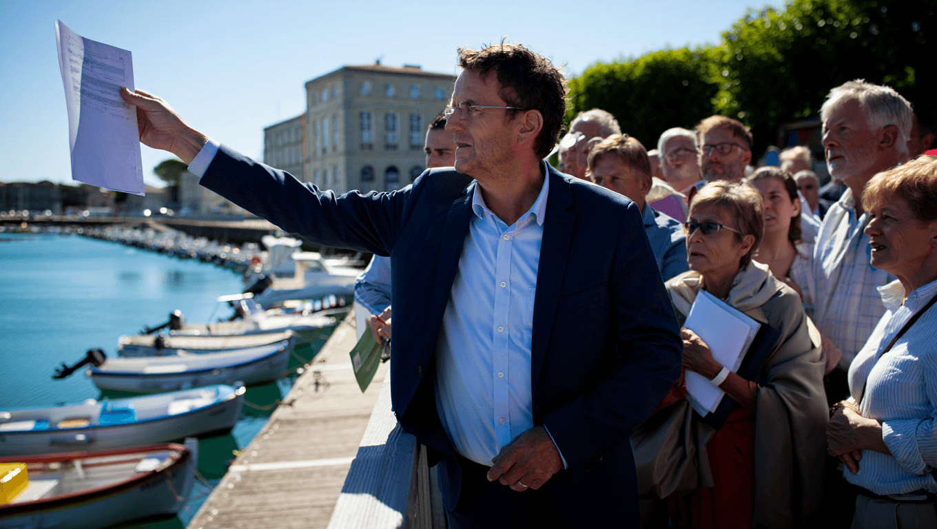jeunes consultant leur téléphone