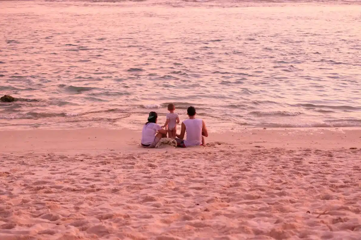 Famille profitant d'une journée paisible et routinière à la plage