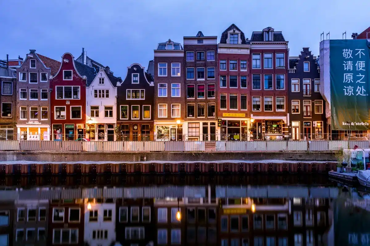 Maisons colorées le long des canaux de Christianshavn avec reflets dans l'eau