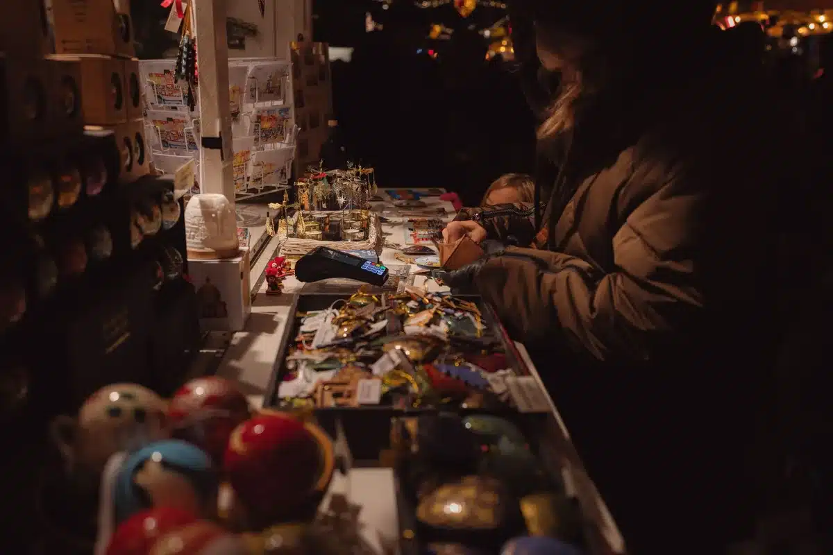 Marché nocturne avec stands d'artisans et producteurs locaux