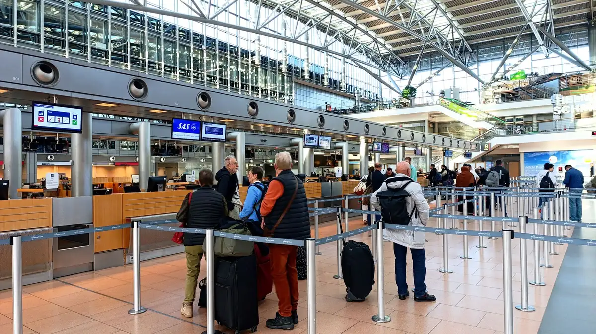 File d'attente de passagers à la porte d'embarquement avec bagages à main