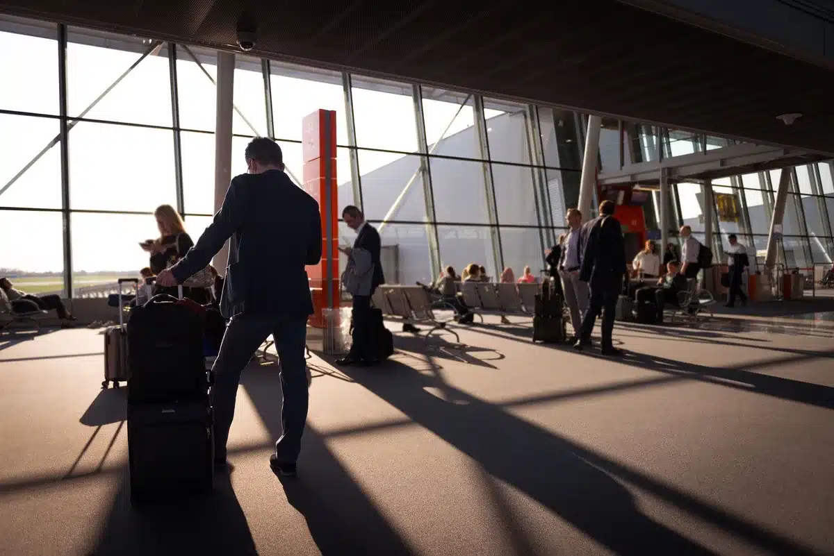 Passager montrant des signes d'anxiété près d'une porte d'embarquement