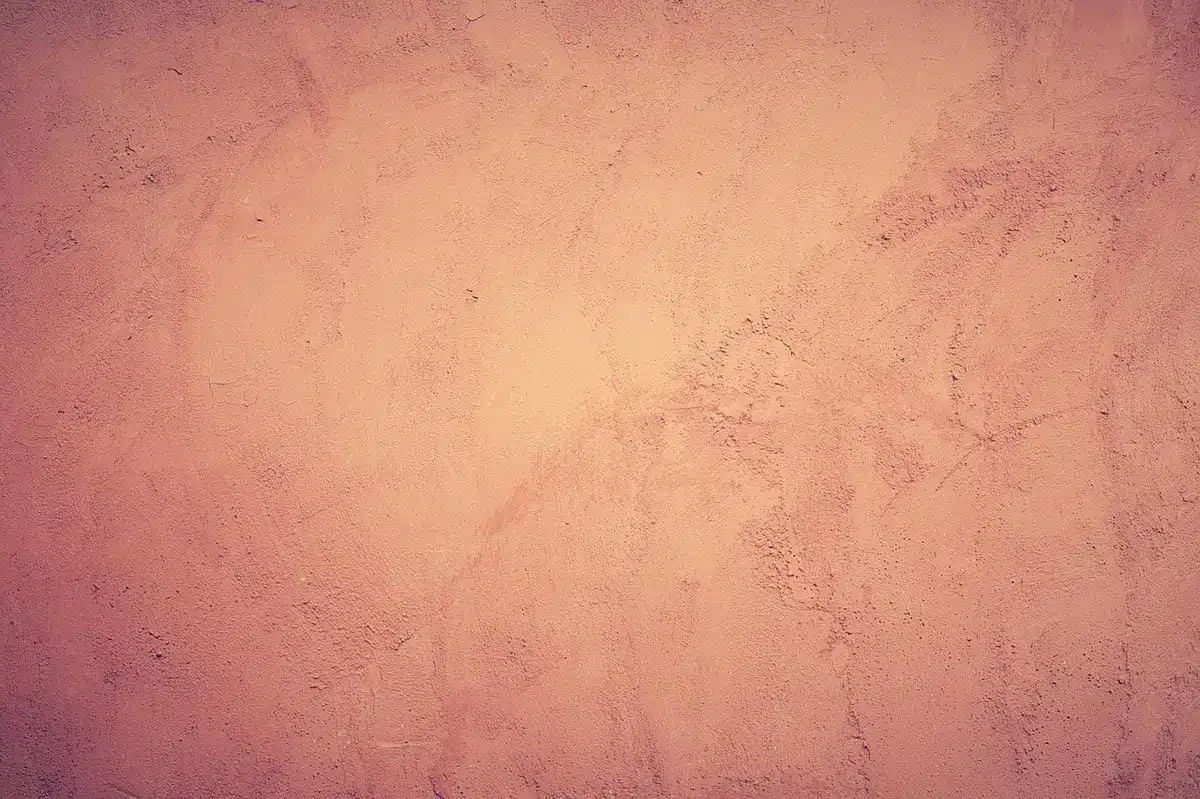 Fissures visibles sur le mur extérieur d'une maison à Pornichet