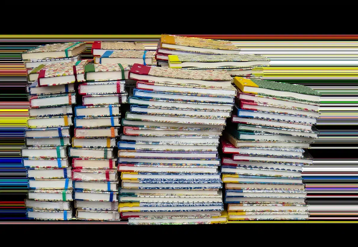 Piles de livres et graphiques illustrant un bilan chiffré de parutions