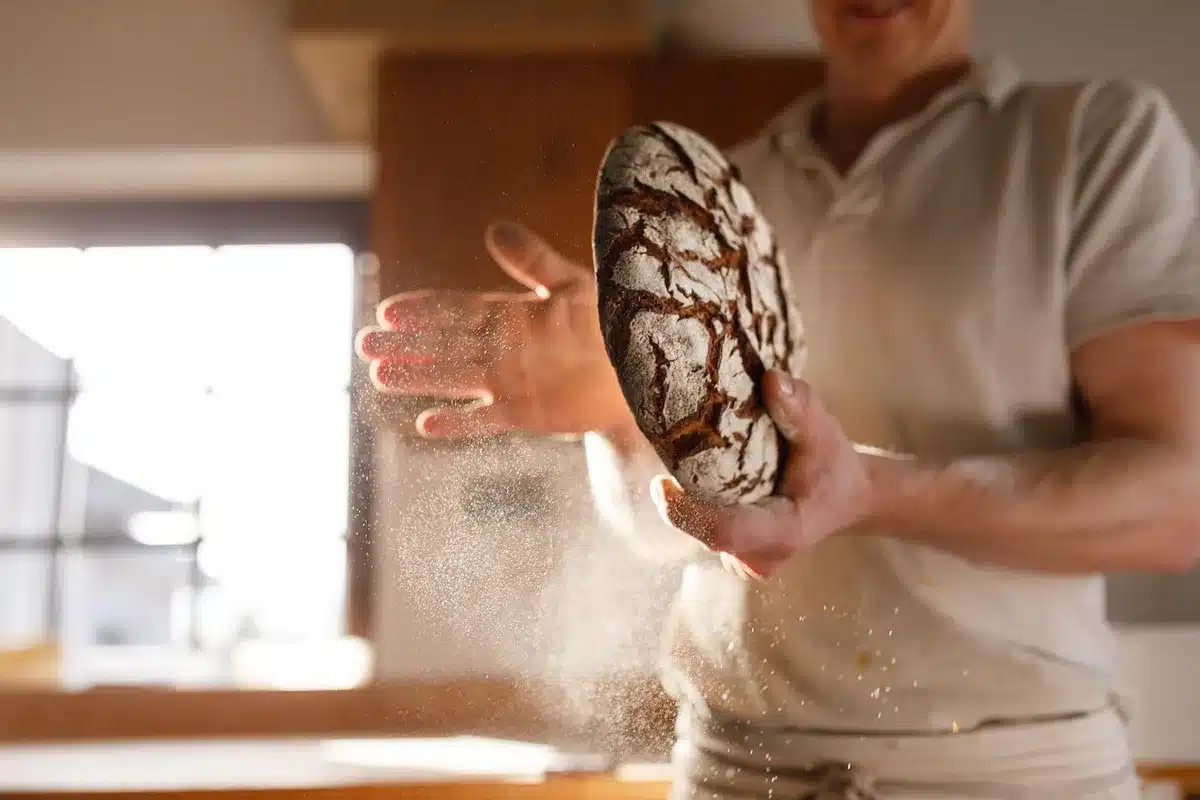 Tranche de banana bread moelleux sur une assiette