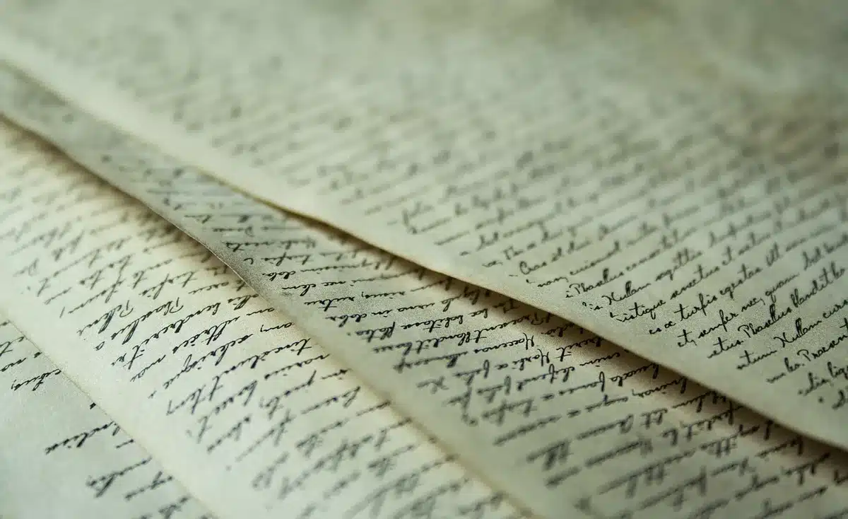 Personne anonyme relisant un texte avec une check-list