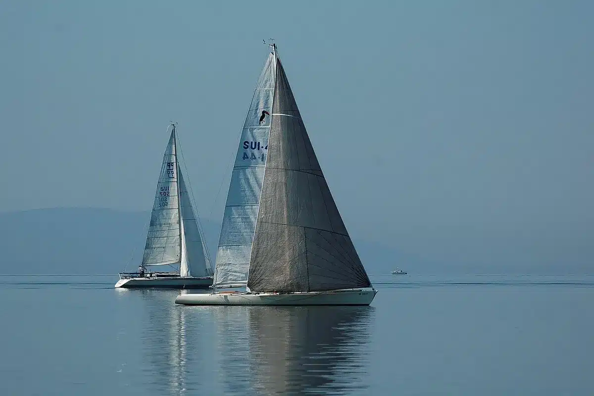 Voilier sur le lac Léman au coucher du soleil vu depuis Évian