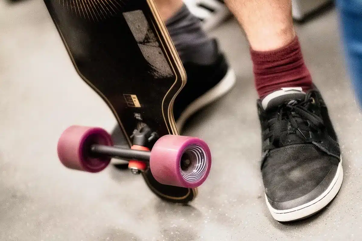 Jeunes autour d'une piste pumptrack en terre battue
