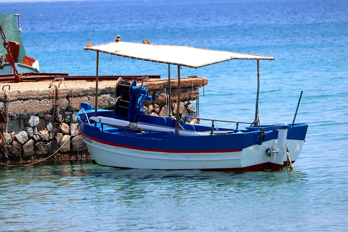 Quai avec petits bateaux de pêche et infrastructures portuaires