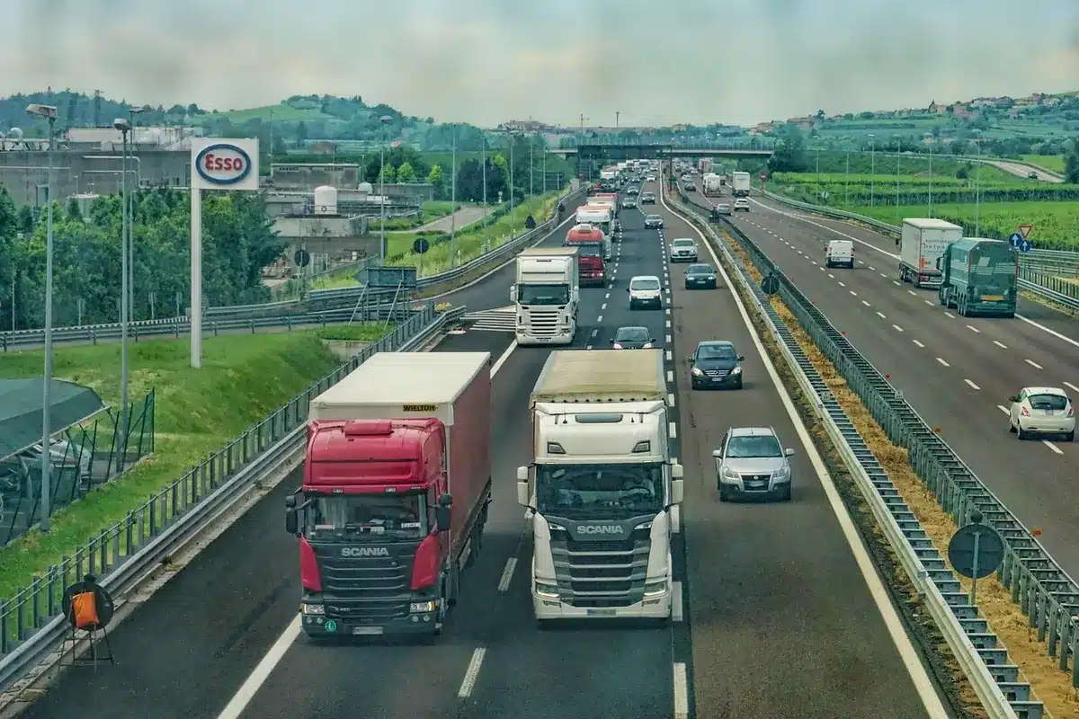 Camion médical stationné près d'un marché à Pornichet