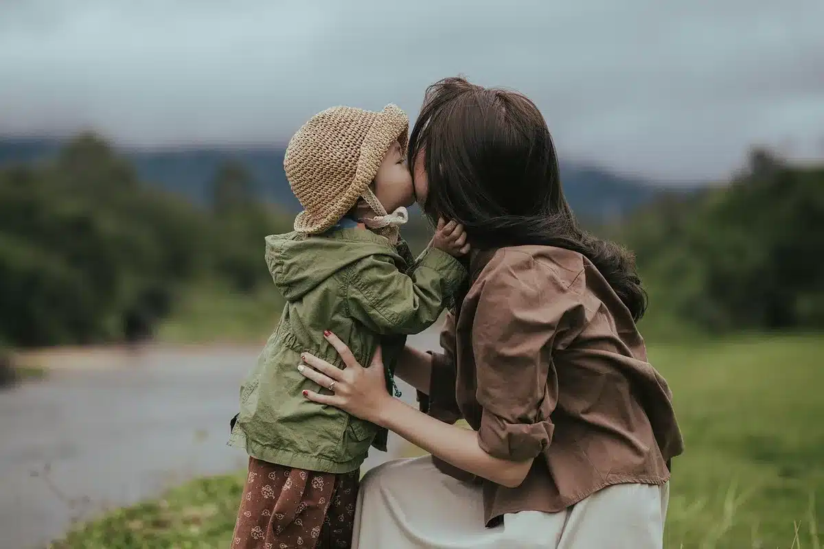 Parents et enfants devant une médiathèque décorée pour un événement familial