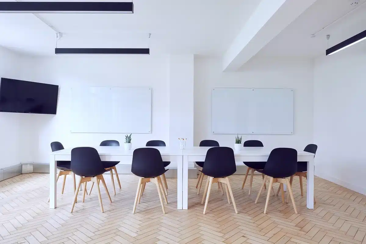 Salle du conseil municipal vide prête pour la séance