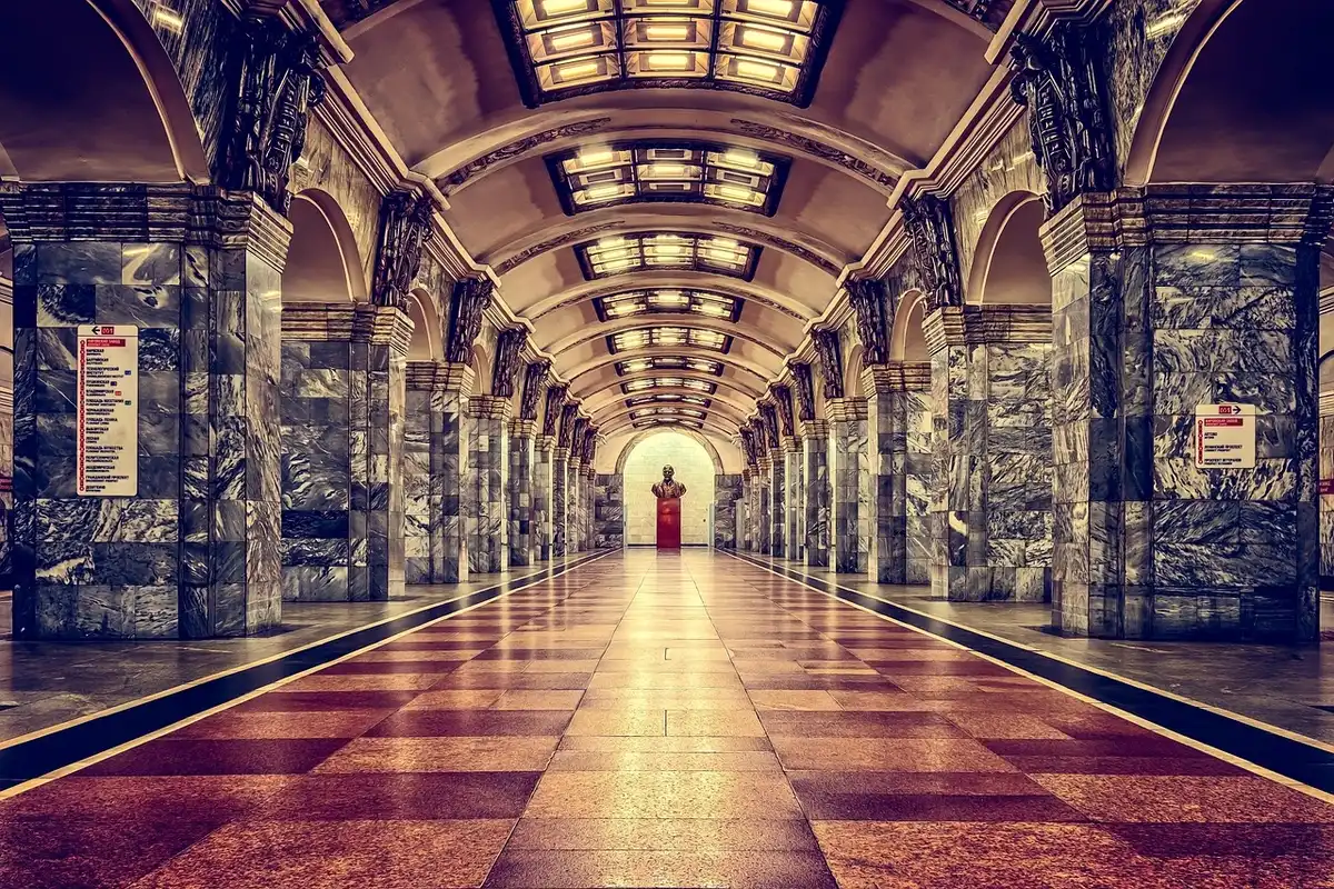 Couloir d'hôtel de ville avec salle du conseil vide et dossier municipal sur une table
