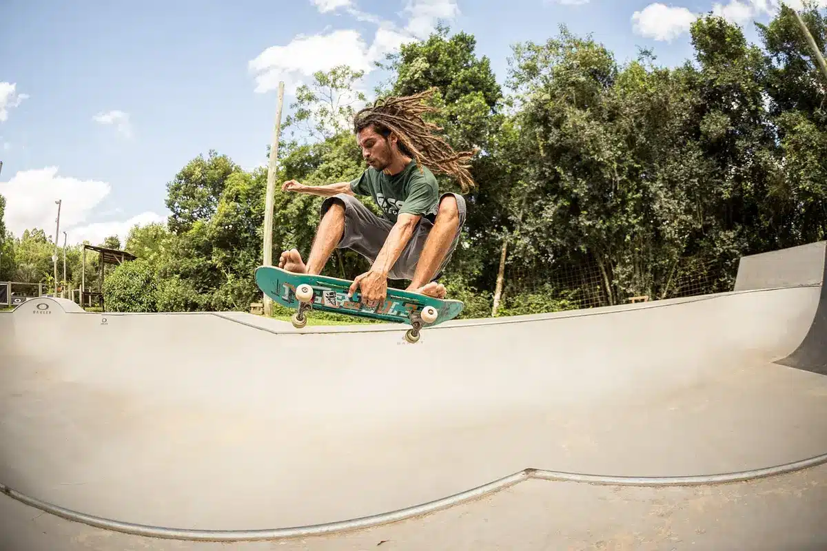 Jeunes à vélo sur un pumptrack municipal, silhouette, site extérieur
