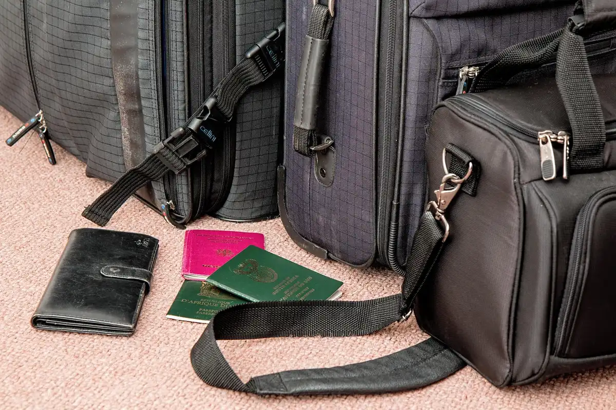 Agent posant des questions à un voyageur au guichet